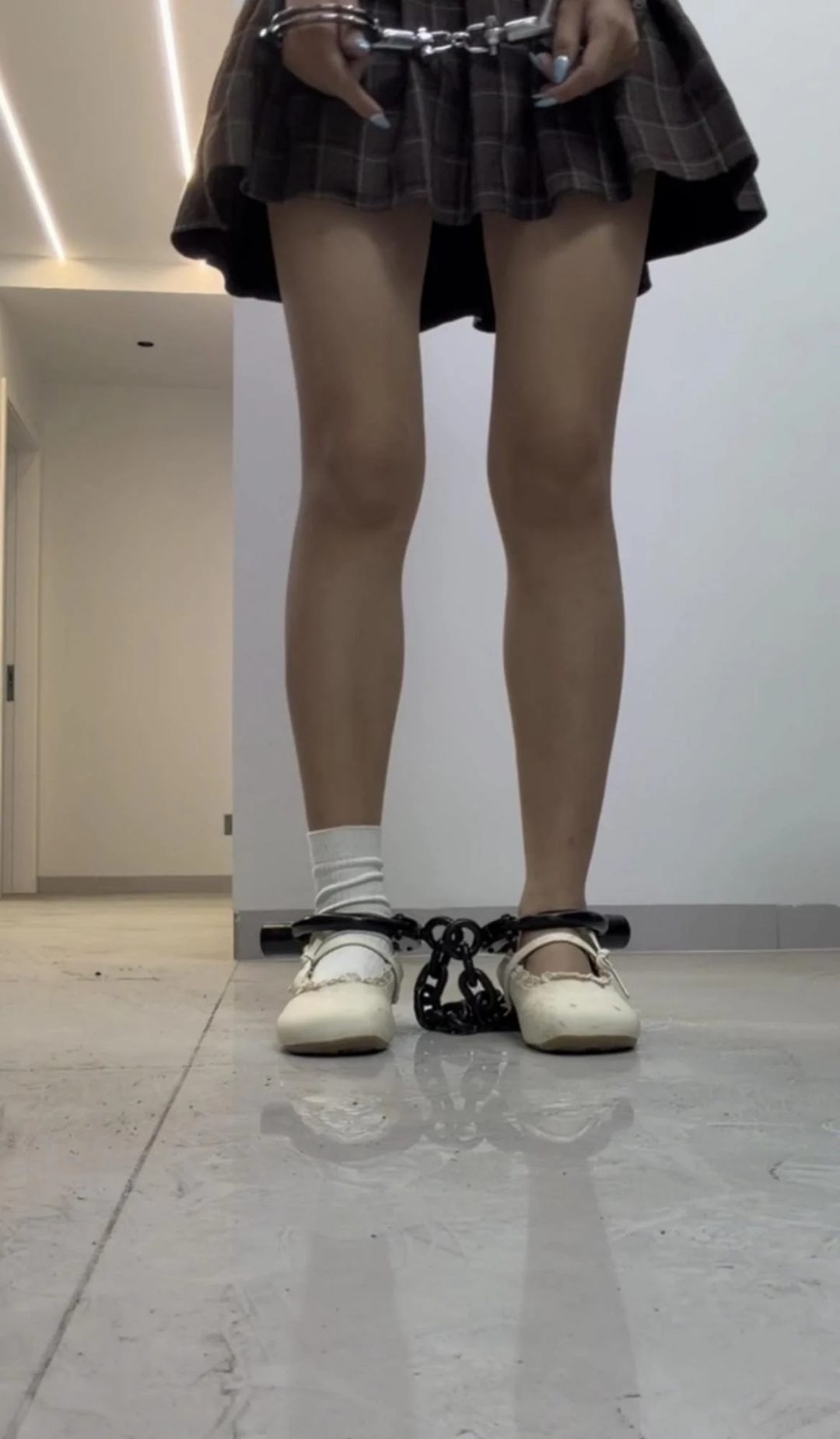 在家体验手铐脚镣的女大学生，初次戴镣铐