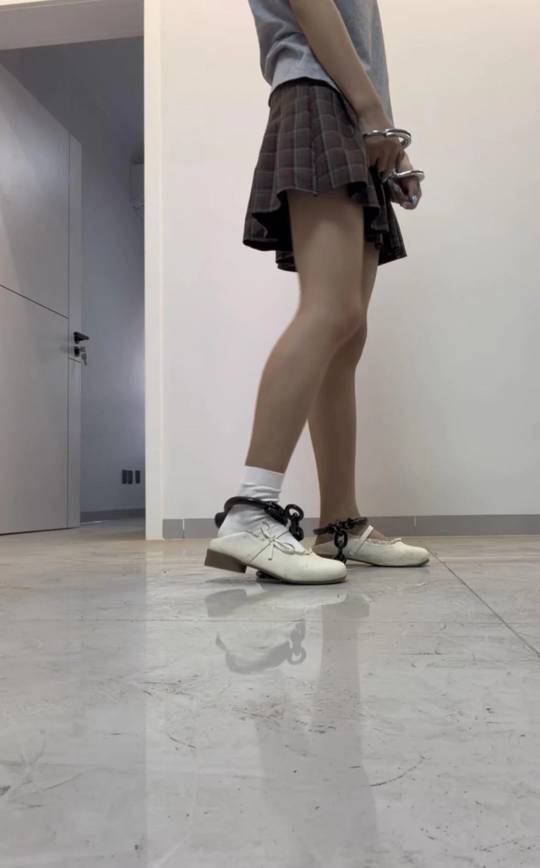 在家体验手铐脚镣的女大学生，初次戴镣铐