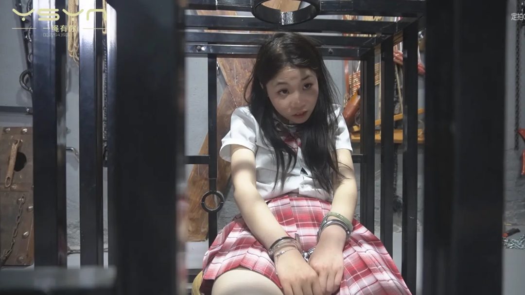 【脱囚】JK女孩遭绑匪捂晕囚禁装麻袋吊起来玩戴上脚镣手铐臂拷装笼子玩被女孩智取打晕