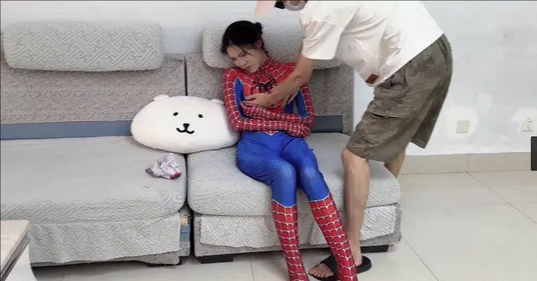 【梦川工作室】（雯雯）人妻蜘蛛侠身份暴露后被调教