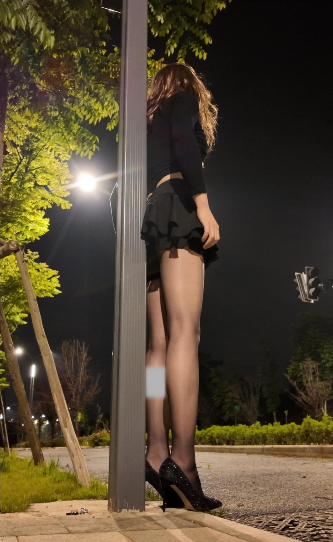 户外头顶背铐在路牌下SubM