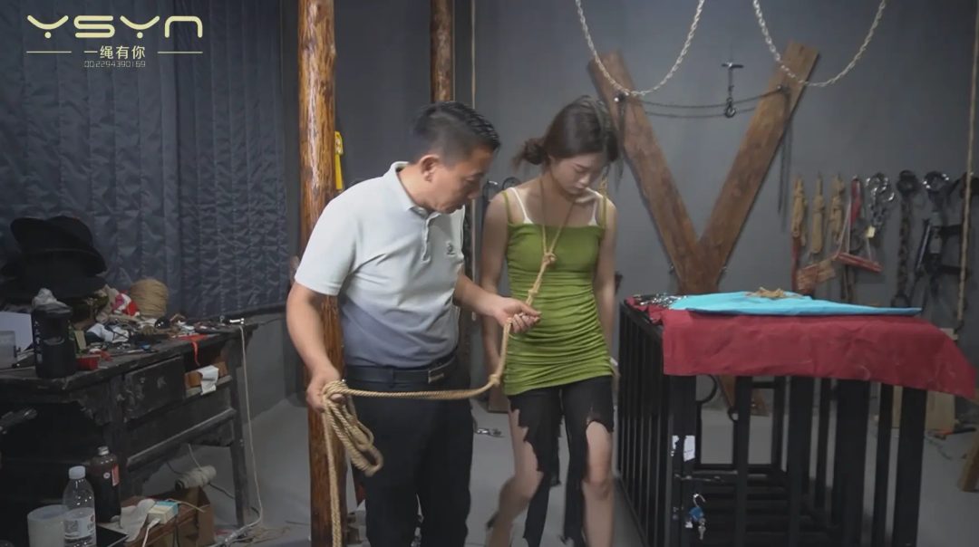 【麻袋惊魂路】小依菲路上被装麻袋双手戴上手铐吊起又捆成五花龟甲敷驷马加上各种镣铐勒嘴打刷挠脚心