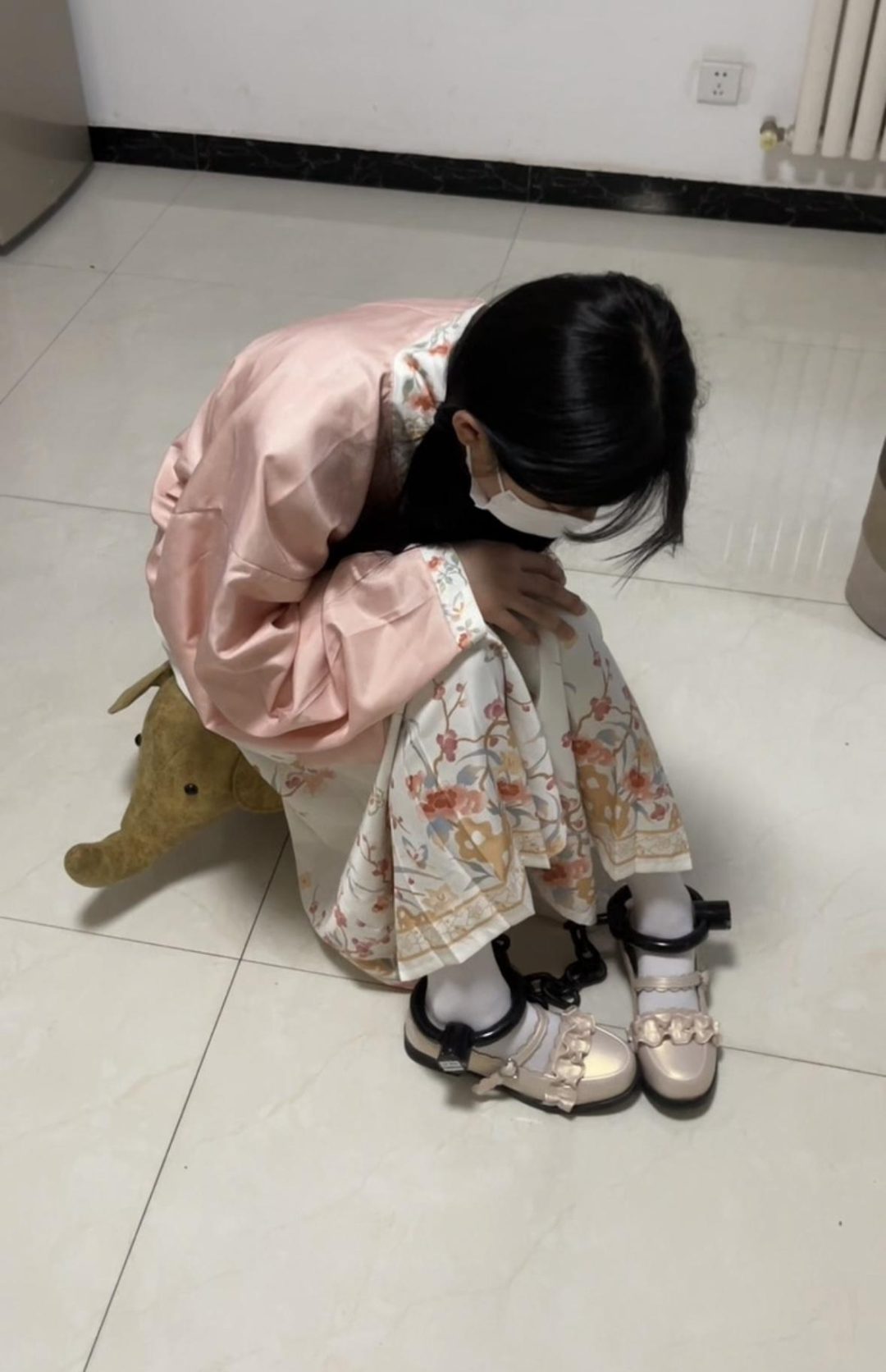 18岁女高的四天镣铐生活（1）初封脚镣，不适应的生活改变