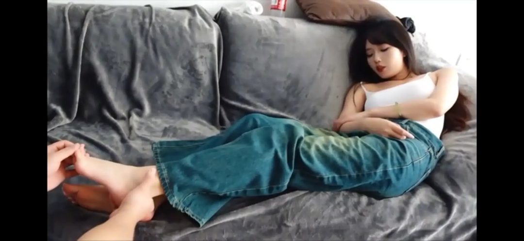 （树屋绝版模特定制）水中下药将长得像b站up主的模特迷晕后换袜玩脚