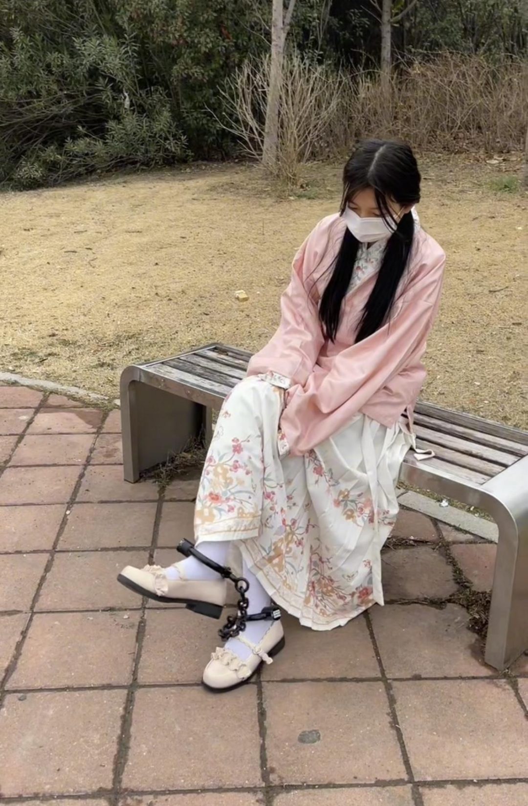 18岁女高的四天镣铐生活（1）初封脚镣，不适应的生活改变