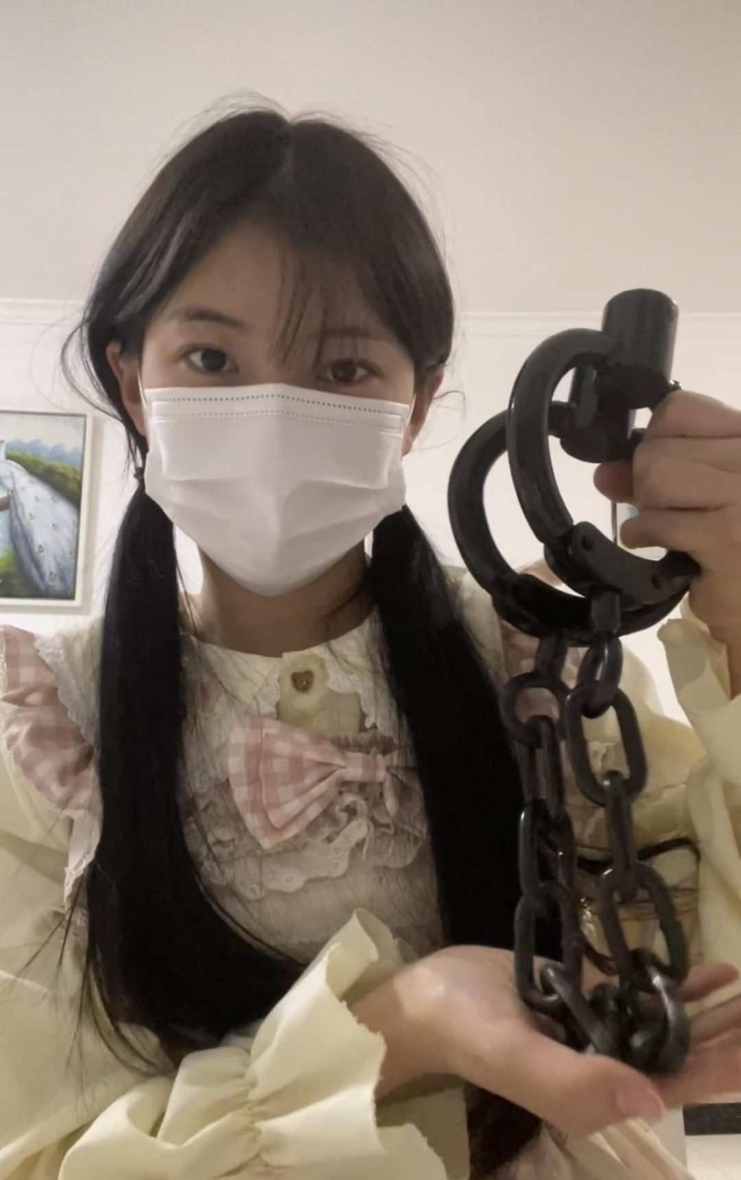 18岁女高的四天镣铐生活（1）初封脚镣，不适应的生活改变