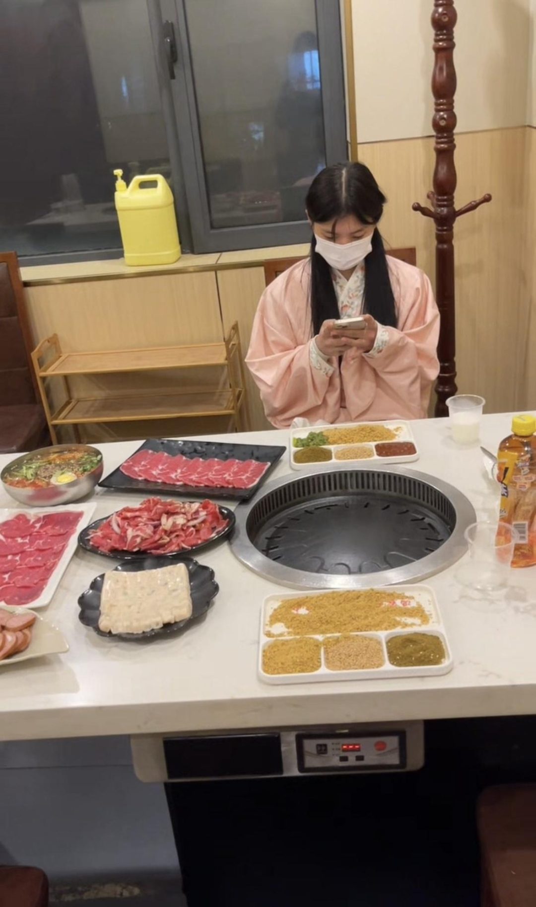 18岁女高的四天镣铐生活（3）戴着脚镣打车出去吃火锅