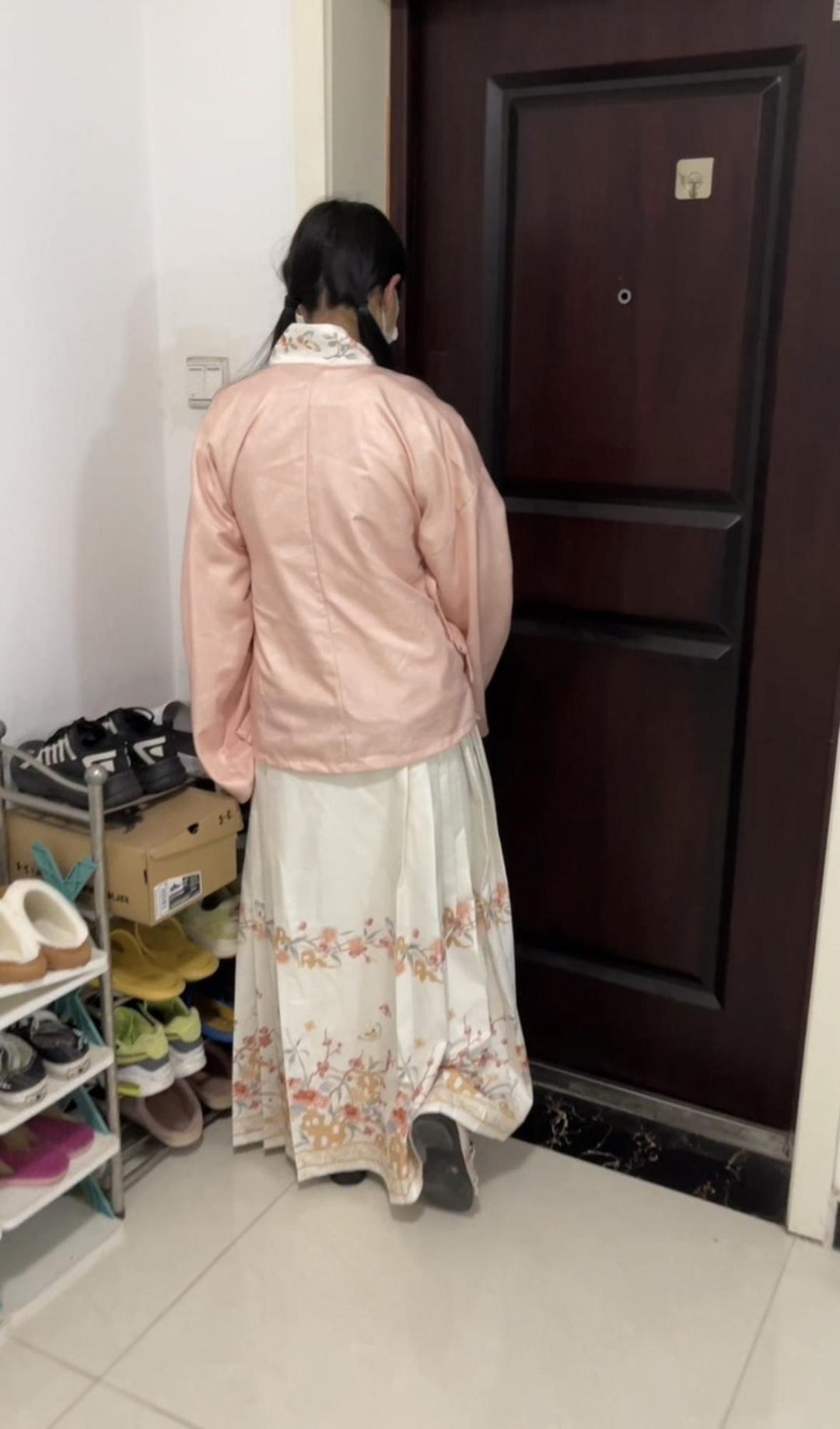 18岁女高的四天镣铐生活（3）戴着脚镣打车出去吃火锅