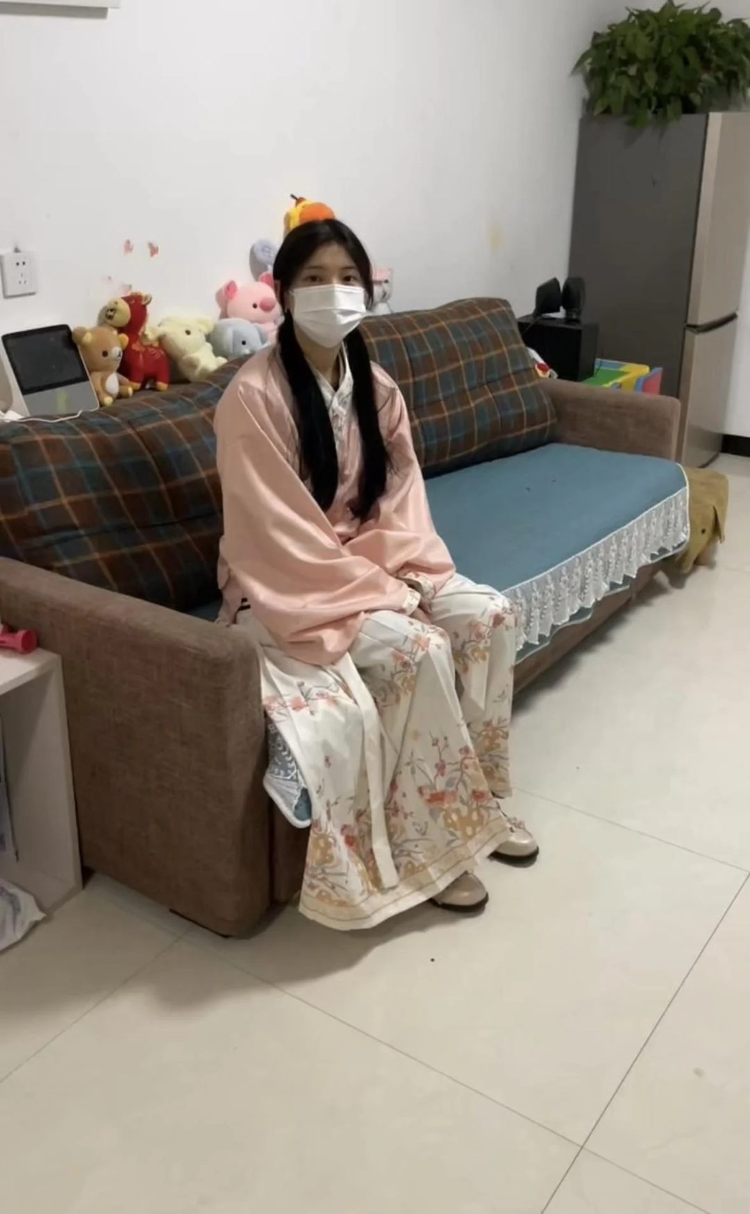 18岁女高的四天镣铐生活（3）戴着脚镣打车出去吃火锅