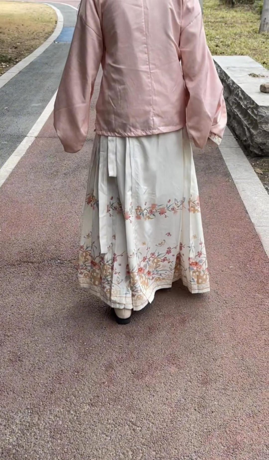 18岁女高的四天镣铐生活（2）适应重镣，公园2公里走路镣责