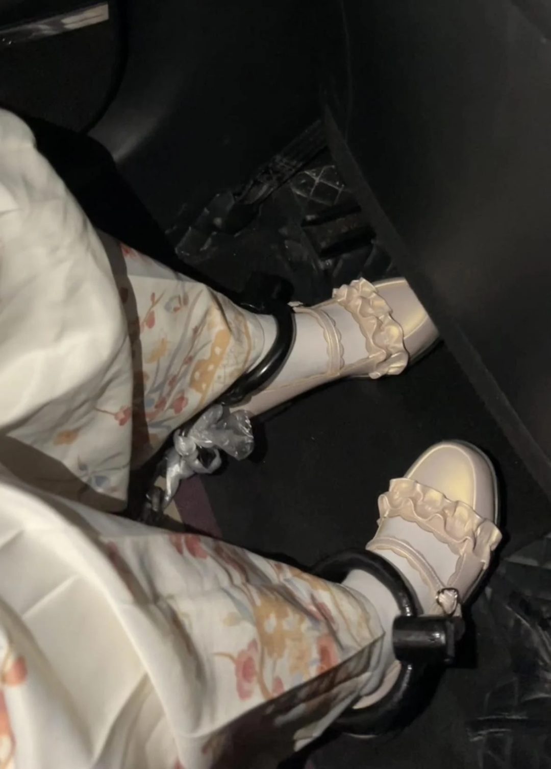 18岁女高的四天镣铐生活（3）戴着脚镣打车出去吃火锅