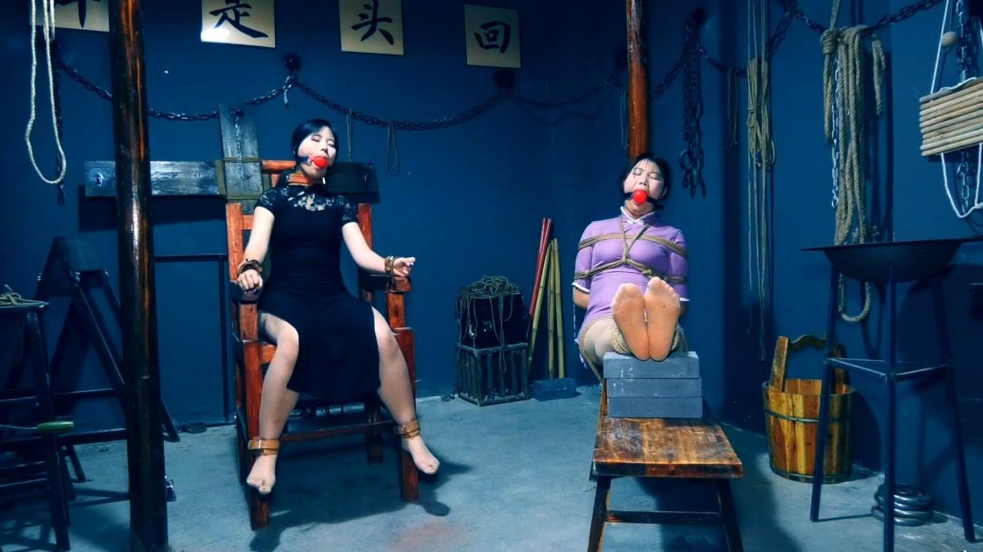 两M体验老虎凳审讯椅