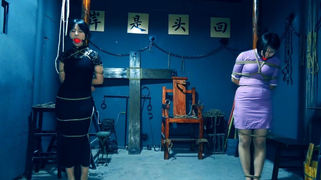 两M体验老虎凳审讯椅