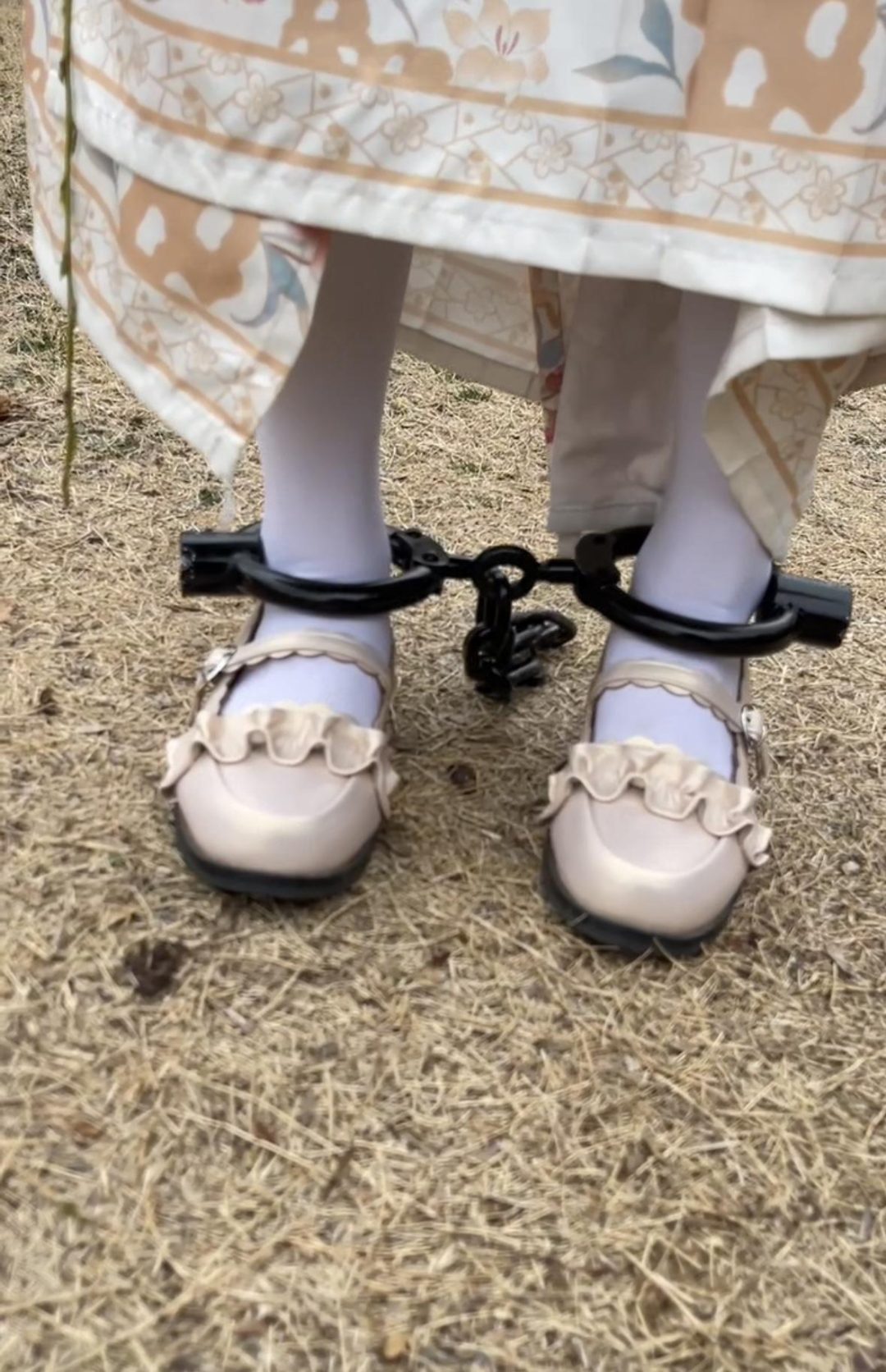 18岁女高的四天镣铐生活（2）适应重镣，公园2公里走路镣责