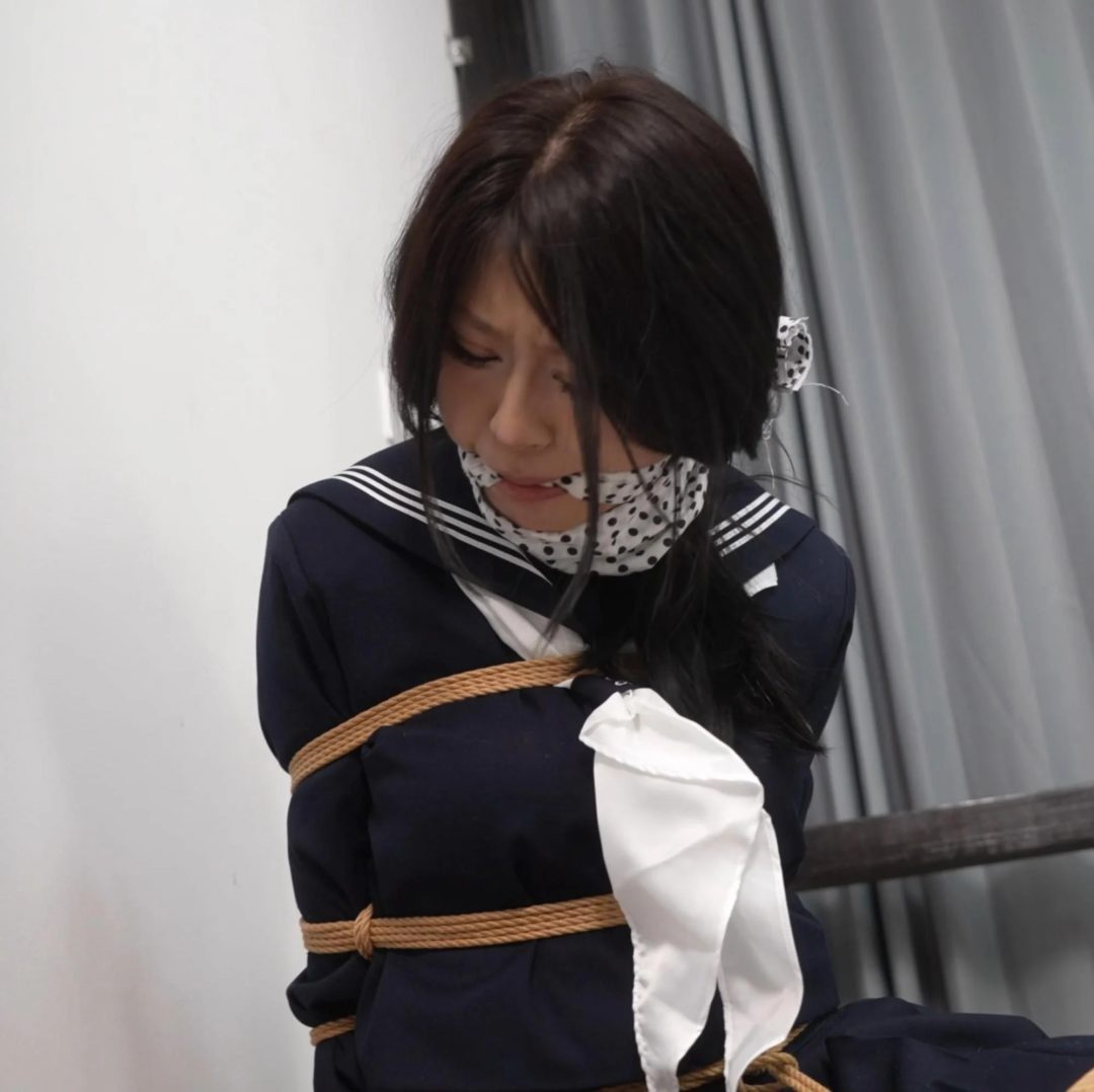 【象人定拍】约拍陷阱（上）水手服少女艰难求救