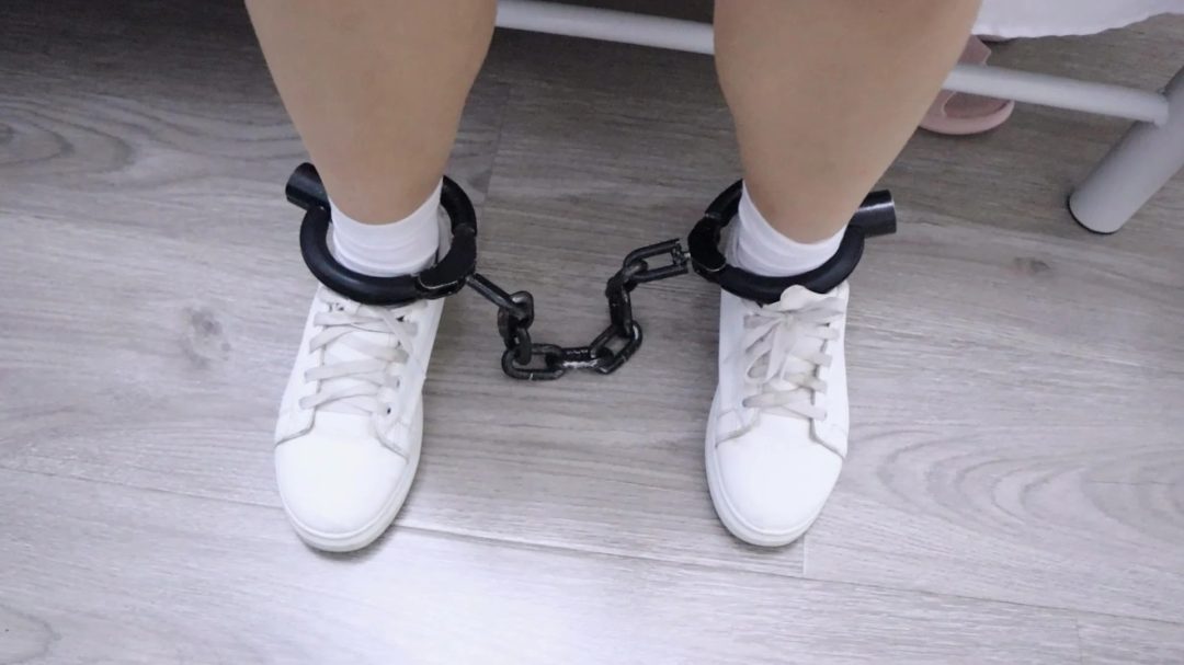 趾间艺束工作室 玉瑶借高利贷还不上 被大哥镣铐枷锁惩罚 手铐脚铐脚趾铐 枷锁
