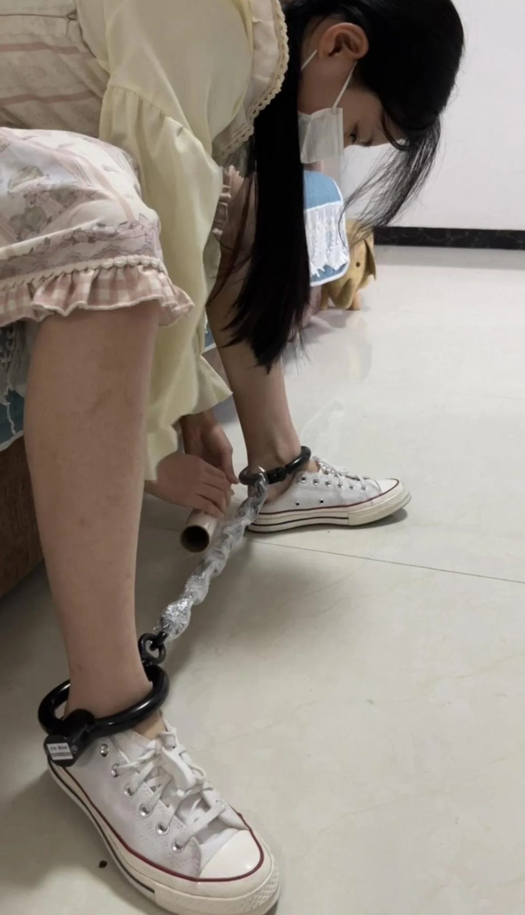 18岁女高的四天镣铐生活（4）第二天早起的洗漱和脚镣走路训练