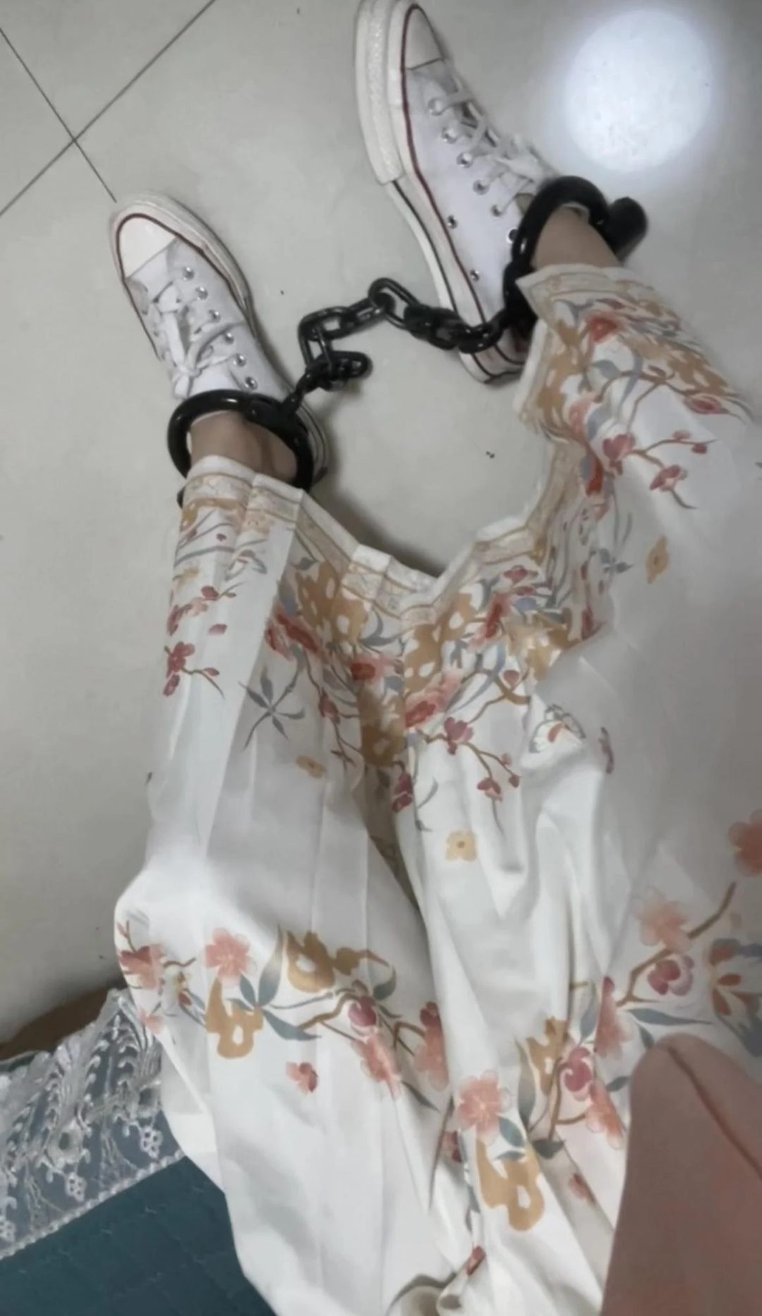 18岁女高的四天镣铐生活（4）第二天早起的洗漱和脚镣走路训练