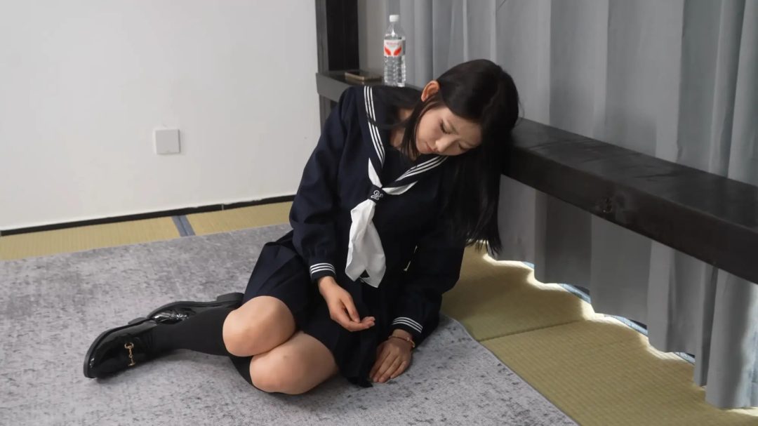【象人定拍】约拍陷阱（上）水手服少女艰难求救
