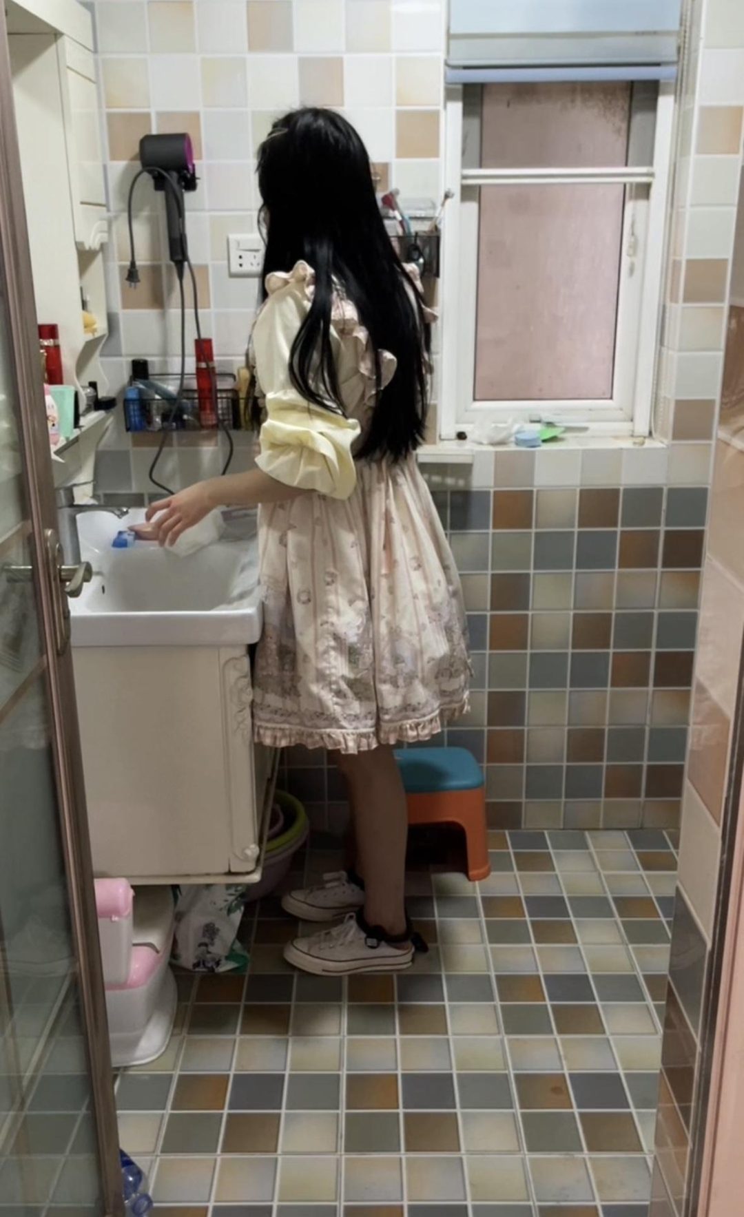 18岁女高的四天镣铐生活（4）第二天早起的洗漱和脚镣走路训练