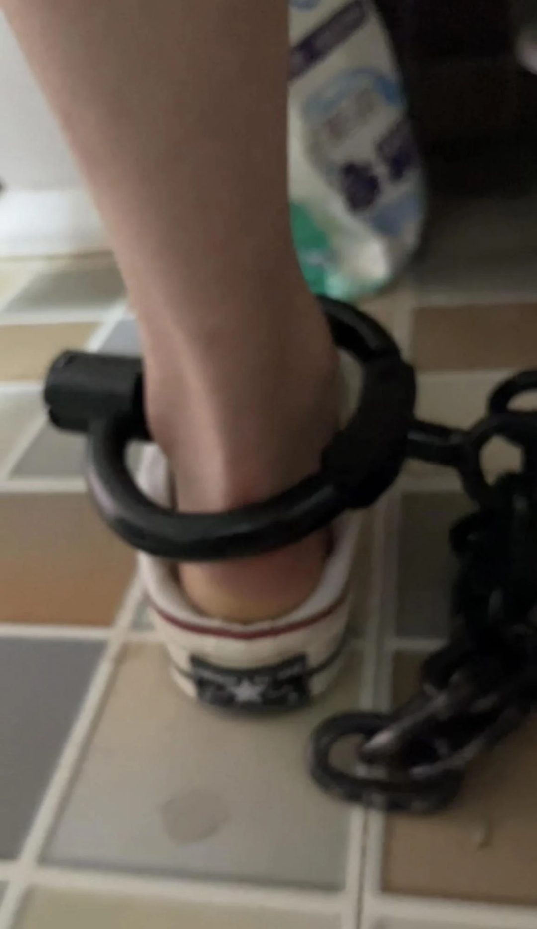 18岁女高的四天镣铐生活（4）第二天早起的洗漱和脚镣走路训练