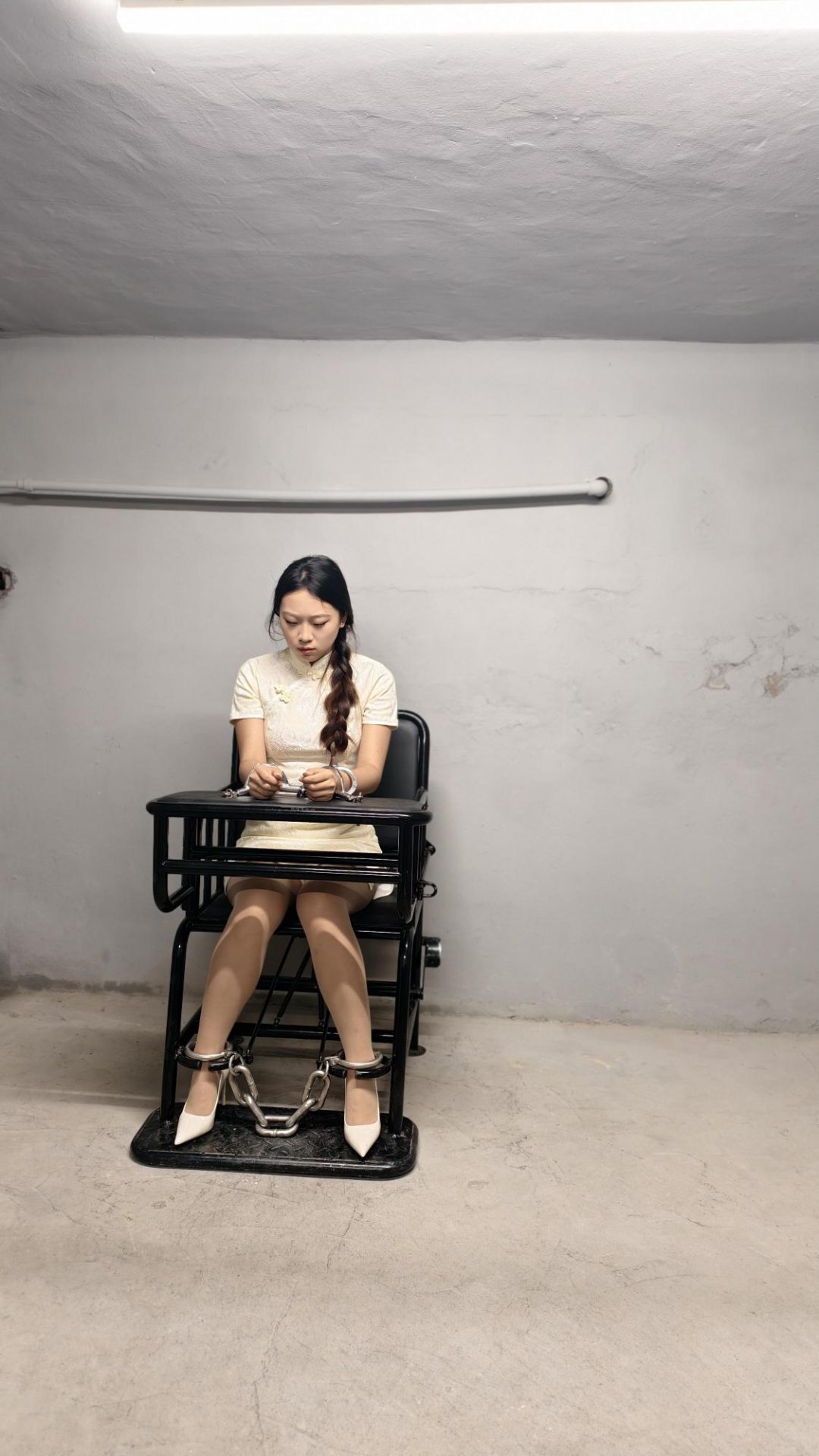 【忘忧社工作室】新模特试镜片，模特带重脚镣，手铐，被关押在牢房