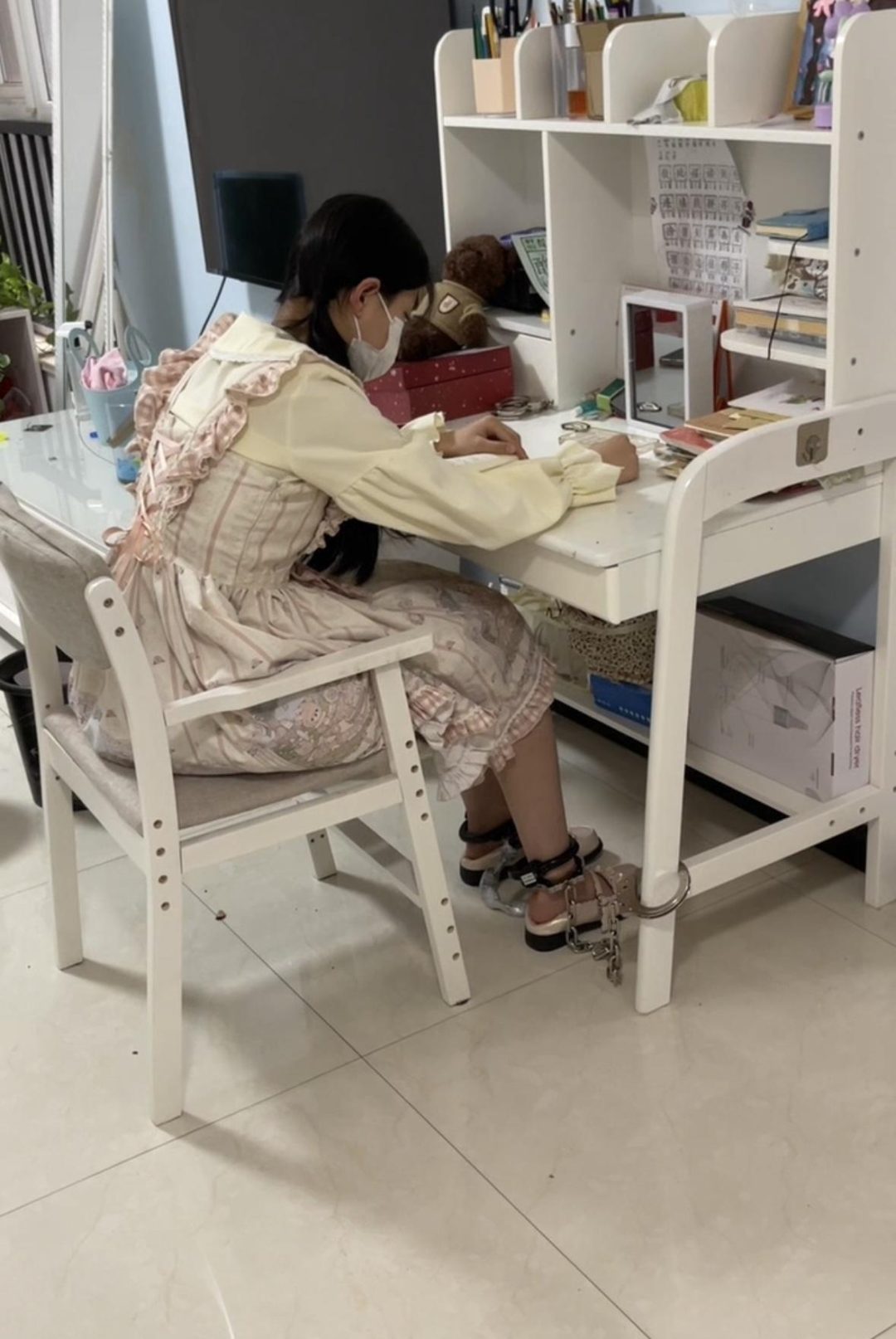 18岁女高的四天镣铐生活（5）写作业偷玩手机被罚吊铐
