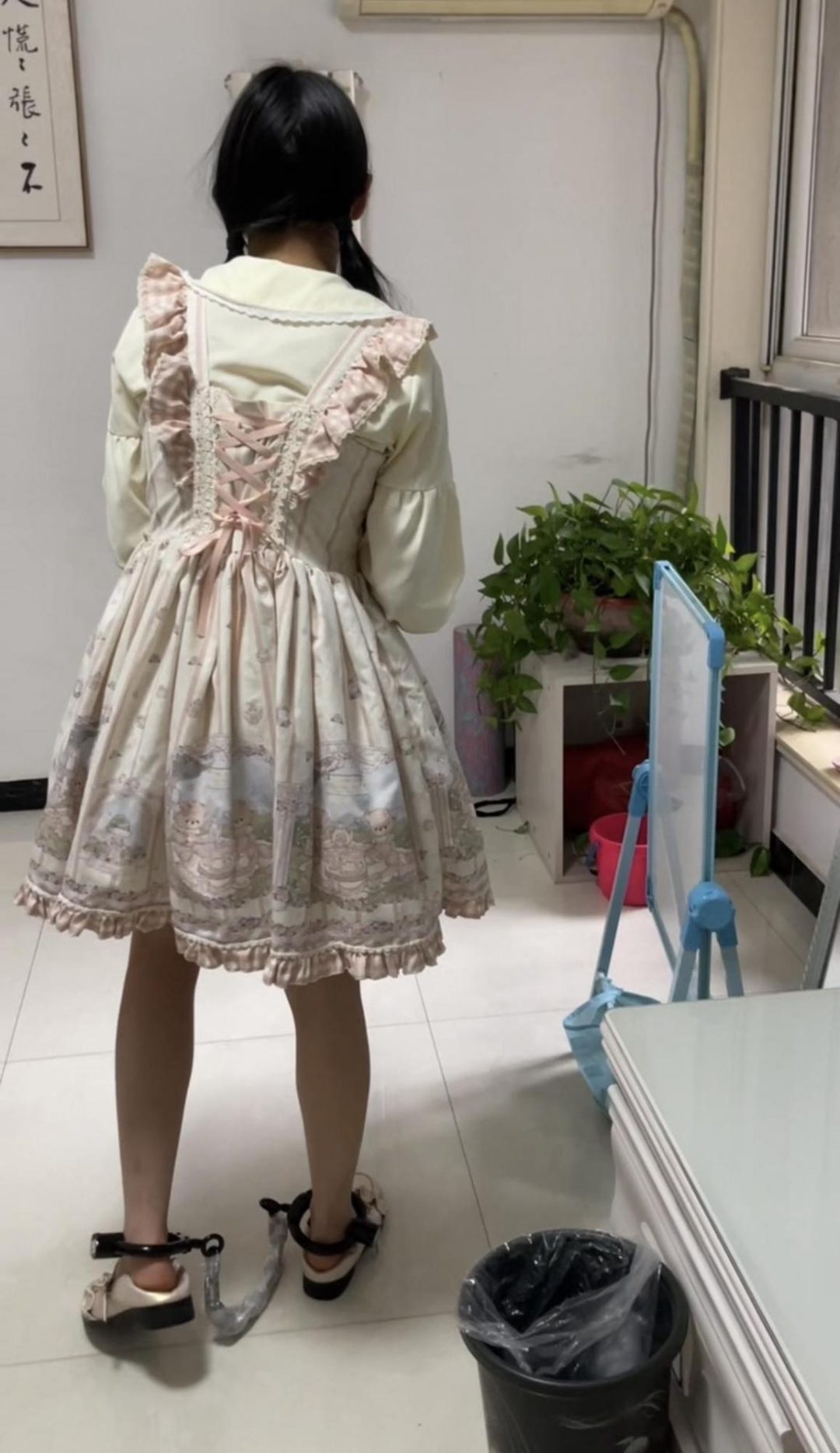 18岁女高的四天镣铐生活（5）写作业偷玩手机被罚吊铐