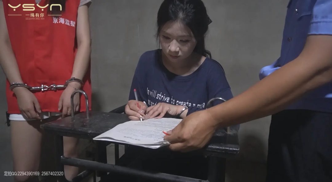 【双囚】女囚小言在监房里迎来一个新女囚李慕瑶有说有笑一起放风陪审偷吸烟被罚
