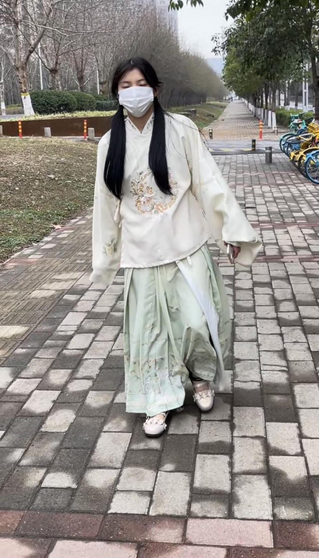 18岁女高的四天镣铐生活（5）戴脚镣从小区走到大街