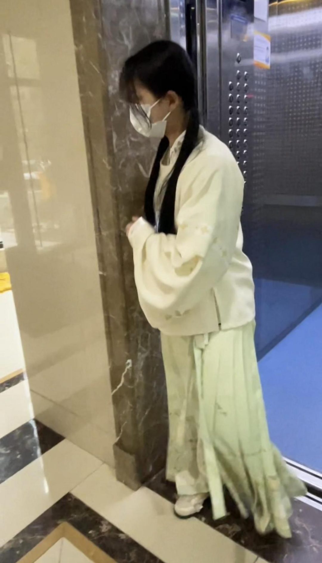 18岁女高的四天镣铐生活（5）戴脚镣从小区走到大街