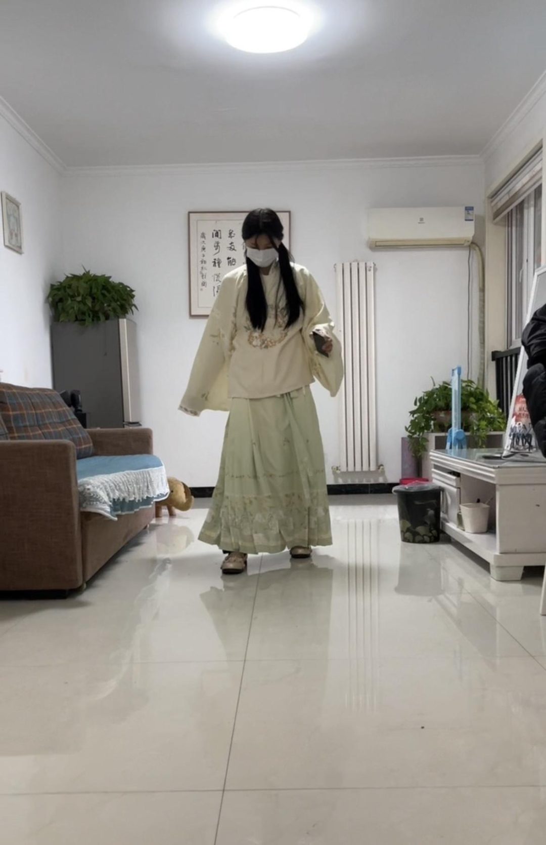 18岁女高的四天镣铐生活（5）戴脚镣从小区走到大街