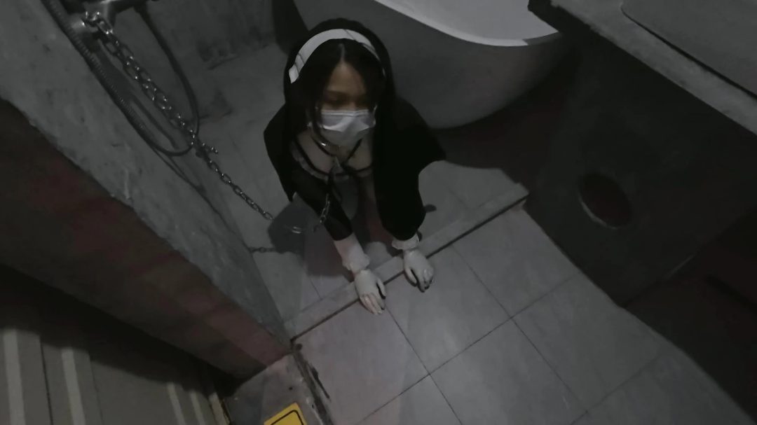 修女恶堕母狗物化调教，踩踏K9修女铁链牵引，站立紧缚放置