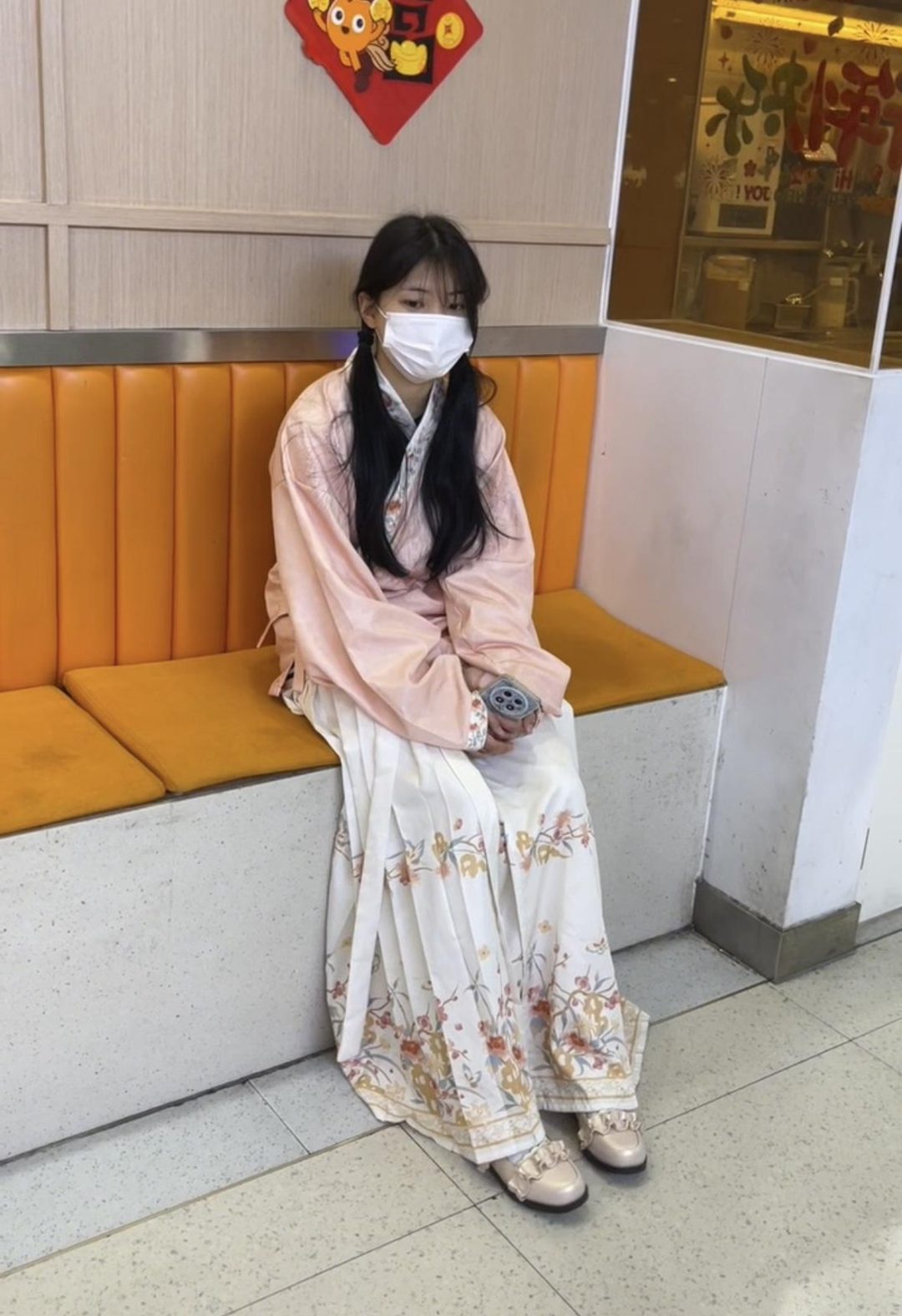 18岁女高的四天镣铐生活（7）驷马紧铐与戴着脚铐逛商场