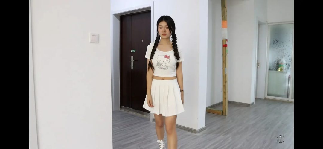 （得意客绝版模特菲儿）女大学生被多次哄睡后改造成奴