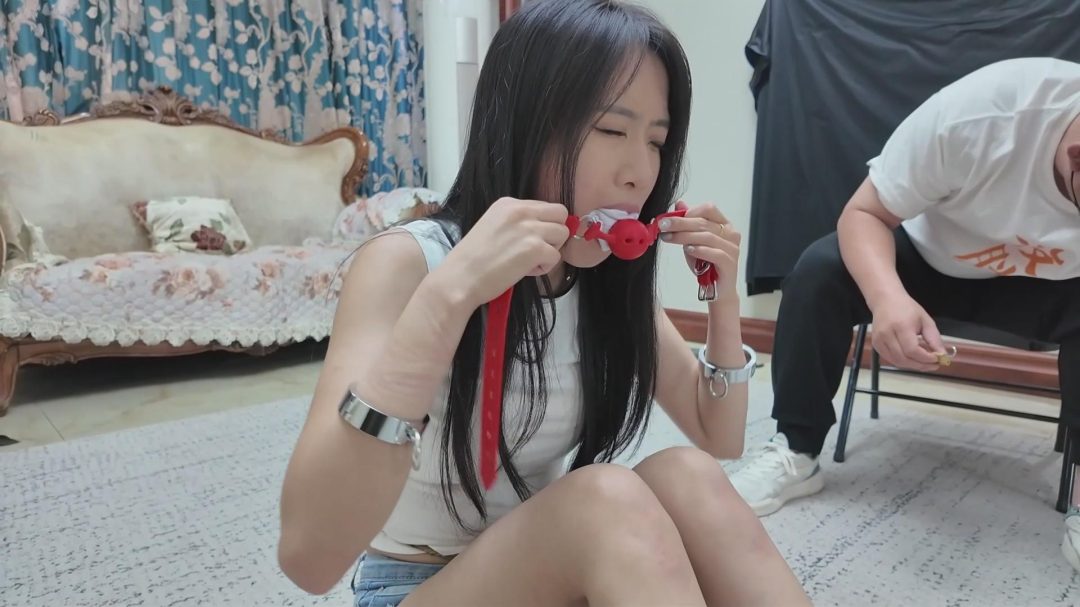 【裸足控狂喜】【枫叶定拍】《消失的她（中）》镣铐游戏是唯一逃离机会？柠琪太适合老虎凳裸足TK了！