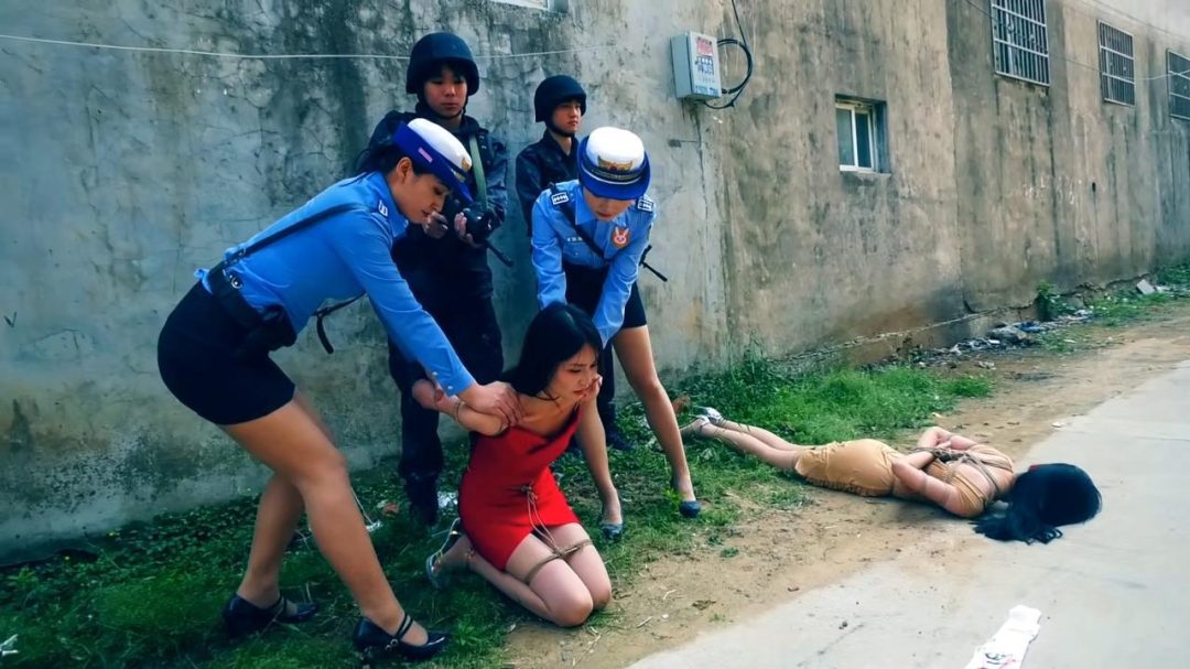 定拍转公映《秘密押送》第三集 两个女 被押赴刑场执行枪决由于出现重大发现一名女 被叫停执行押回监牢重新审讯