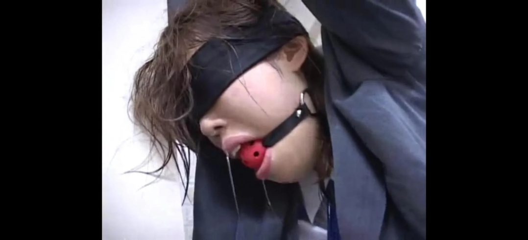 被吊在厕所的女学生