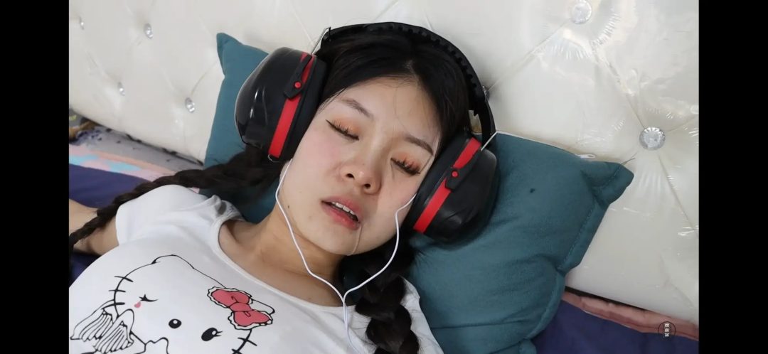 （得意客绝版模特菲儿）女大学生被多次哄睡后改造成奴