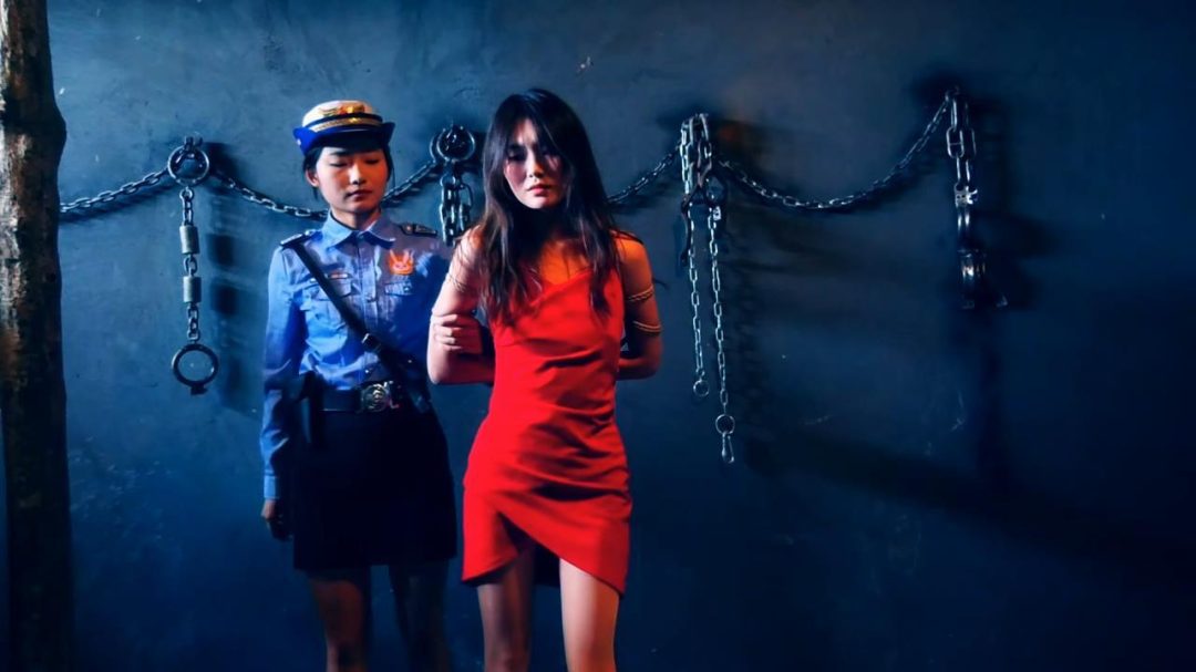 定拍转公映《秘密押送》第三集 两个女 被押赴刑场执行枪决由于出现重大发现一名女 被叫停执行押回监牢重新审讯