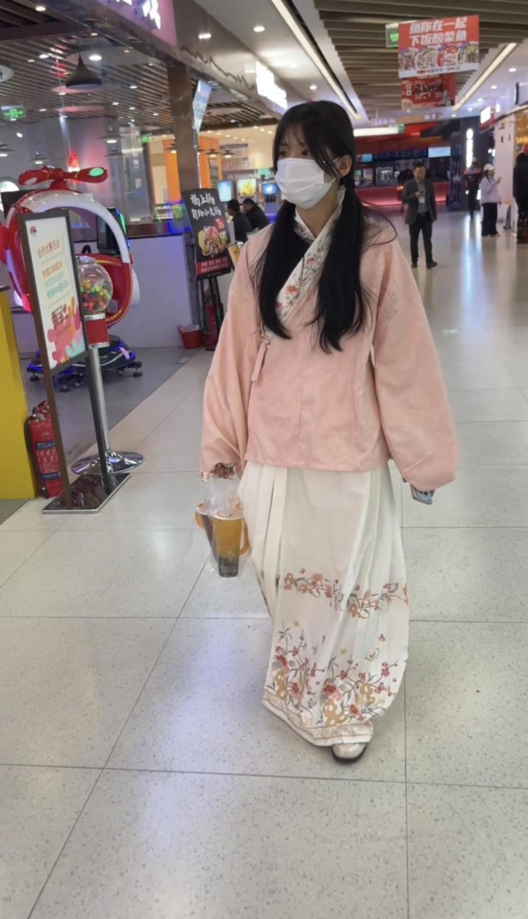 18岁女高的四天镣铐生活（7）驷马紧铐与戴着脚铐逛商场