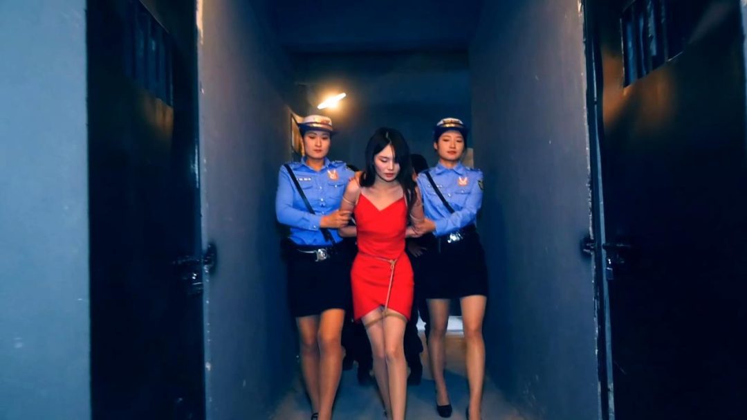 定拍转公映《秘密押送》第三集 两个女 被押赴刑场执行枪决由于出现重大发现一名女 被叫停执行押回监牢重新审讯