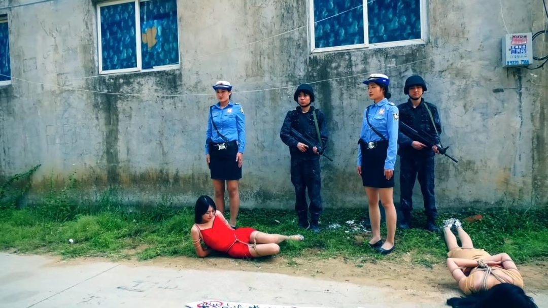 定拍转公映《秘密押送》第三集 两个女 被押赴刑场执行枪决由于出现重大发现一名女 被叫停执行押回监牢重新审讯