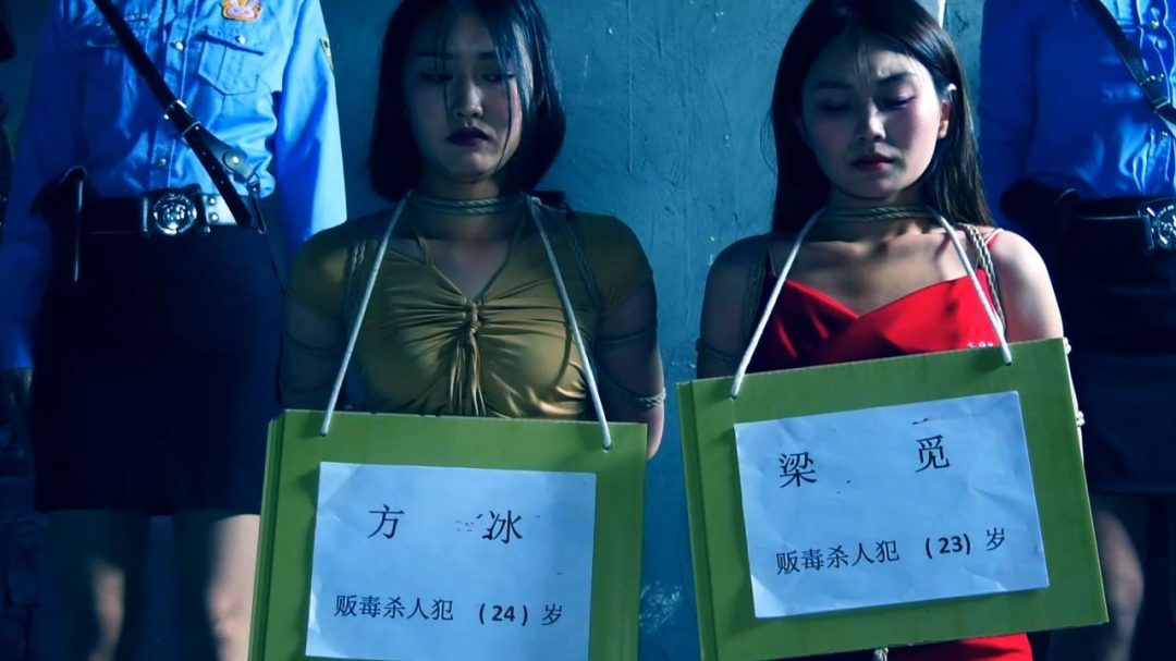 定拍转公映《秘密押送》第三集 两个女 被押赴刑场执行枪决由于出现重大发现一名女 被叫停执行押回监牢重新审讯