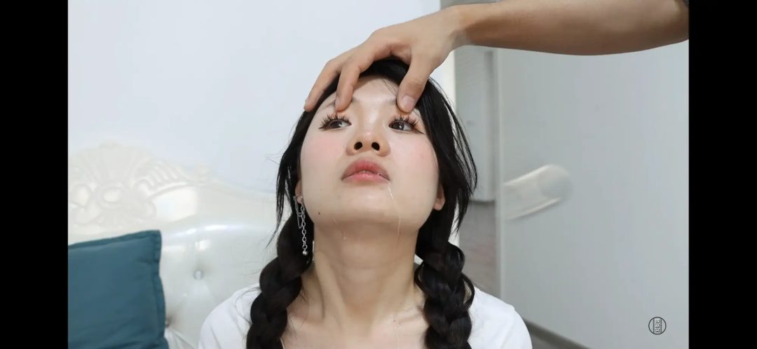 （得意客绝版模特菲儿）女大学生被多次哄睡后改造成奴