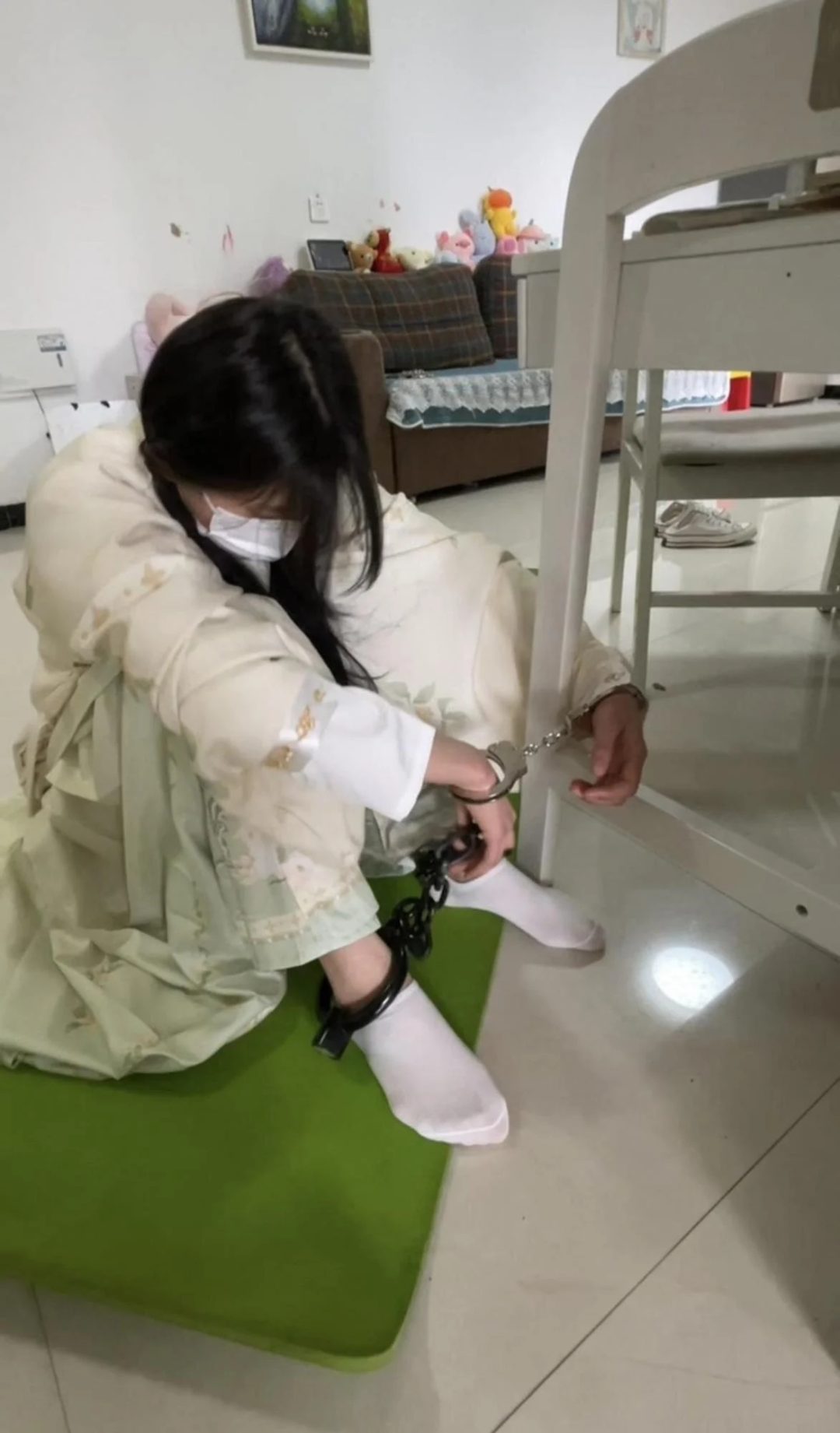 18岁女高的四天镣铐生活（7）驷马紧铐与戴着脚铐逛商场