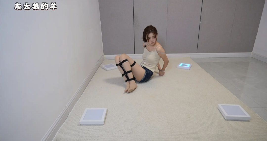 【灰太狼的羊】手铐与绳子的双重束缚之下，念念被绑并腿缚玩灯板游戏【脚铐＋手铐＋并腿缚＋扎带＋游戏】