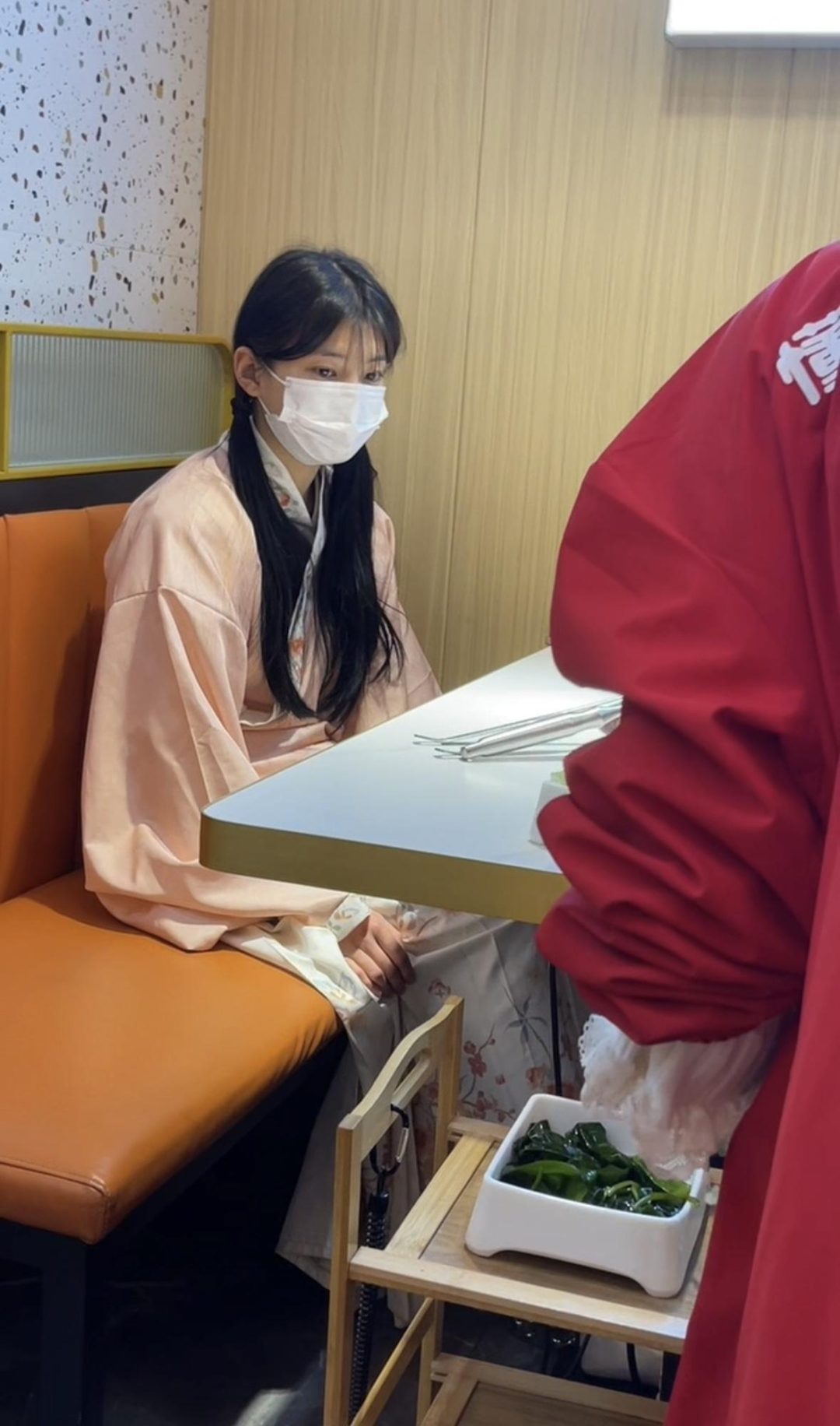 18岁女高的四天镣铐生活（8）带着脚铐在商场吃饭 走路回家