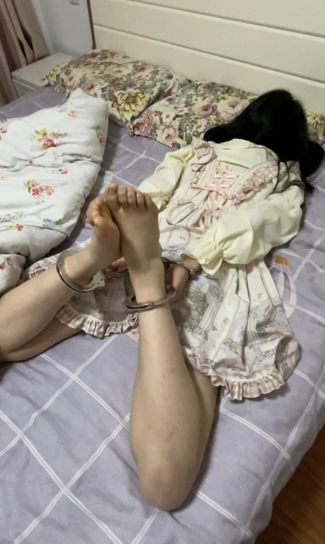 18岁女高的四天镣铐生活（9）戴脚铐远走 驷马铐睡觉