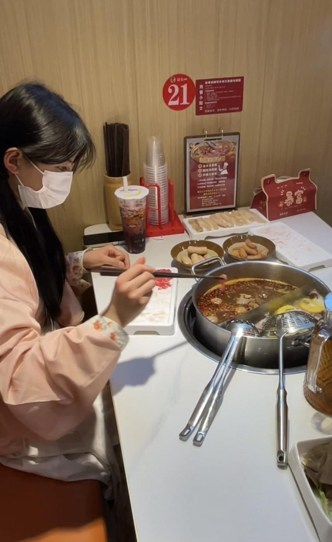 18岁女高的四天镣铐生活（8）带着脚铐在商场吃饭 走路回家